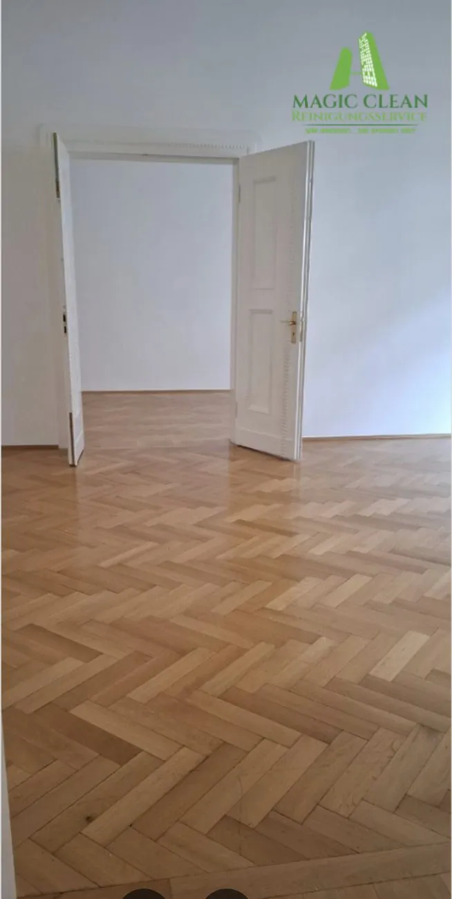 Bright room with double doors and cleaned parquet